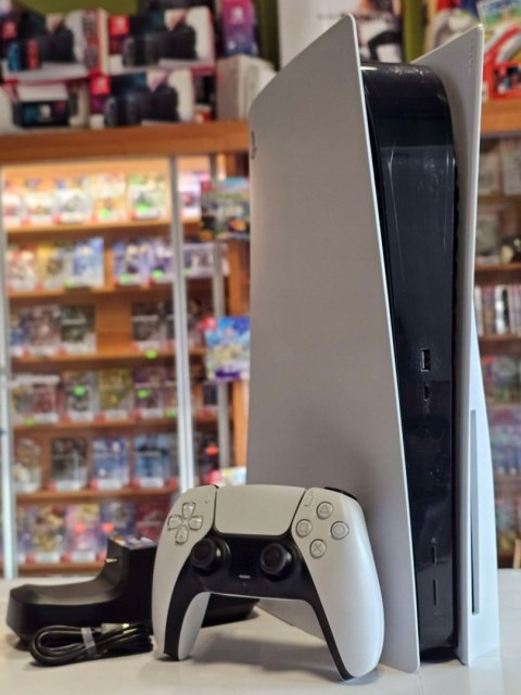KONSOLA SONY PLAYSTATION 5 825GB Z NAPĘDEM BLU-RAY + PAD + ŁADOWARKA KONSOLA SONY PLAYSTATION 5 825GB Z NAPĘDEM BLU-RAY + PAD + ŁADOWARKA