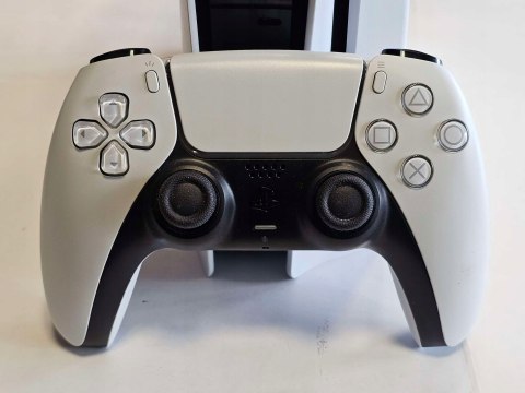 KONSOLA SONY PLAYSTATION 5 825GB Z NAPĘDEM BLU-RAY + PAD + ŁADOWARKA KONSOLA SONY PLAYSTATION 5 825GB Z NAPĘDEM BLU-RAY + PAD + ŁADOWARKA