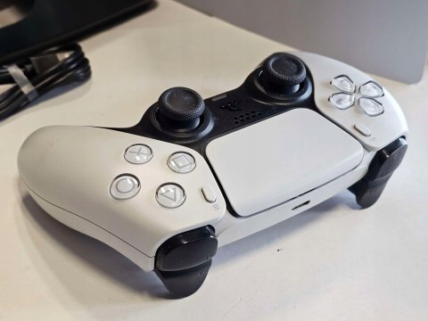 KONSOLA SONY PLAYSTATION 5 825GB Z NAPĘDEM BLU-RAY + PAD + ŁADOWARKA KONSOLA SONY PLAYSTATION 5 825GB Z NAPĘDEM BLU-RAY + PAD + ŁADOWARKA