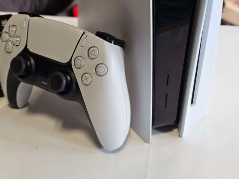 KONSOLA SONY PLAYSTATION 5 825GB Z NAPĘDEM BLU-RAY + PAD + ŁADOWARKA KONSOLA SONY PLAYSTATION 5 825GB Z NAPĘDEM BLU-RAY + PAD + ŁADOWARKA