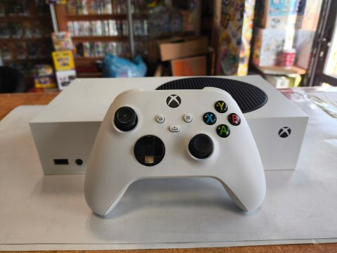 KONSOLA XBOX SERIES S 512GB + PAD BEZPRZEWODOWY + PUDEŁKO KONSOLA XBOX SERIES S 512GB + PAD BEZPRZEWODOWY + PUDEŁKO
