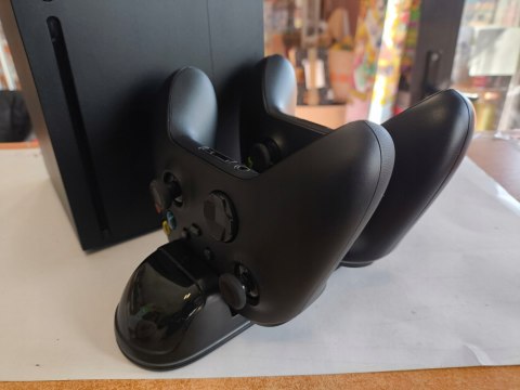 KONSOLA MICROSOFT XBOX SERIES X 1TB Z NAPĘDEM +2X ORYGINALNY PAD +ŁADOWARKA KONSOLA MICROSOFT XBOX SERIES X 1TB Z NAPĘDEM +2X ORYGINALNY PAD +ŁADOWARKA