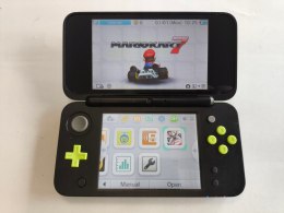 KONSOLA NEW NINTENDO 2DS XL ZIELONO-CZARNA + RYSIK + MARIO KART 7 + ETUI