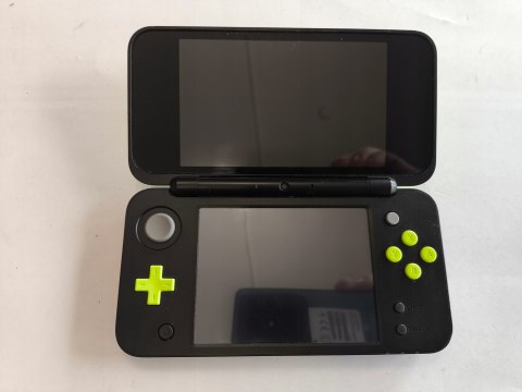 KONSOLA NEW NINTENDO 2DS XL ZIELONO-CZARNA + RYSIK + MARIO KART 7 + ETUI KONSOLA NEW NINTENDO 2DS XL ZIELONO-CZARNA + RYSIK + MARIO KART 7 + ETUI