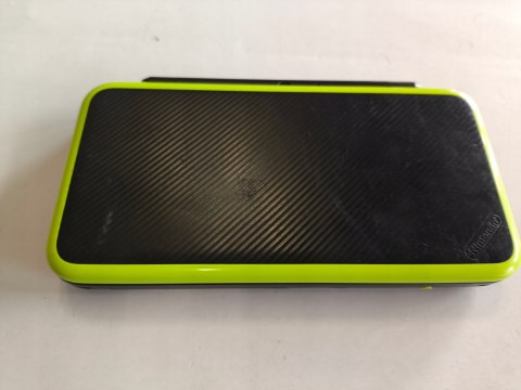 KONSOLA NEW NINTENDO 2DS XL ZIELONO-CZARNA + RYSIK + MARIO KART 7 + ETUI KONSOLA NEW NINTENDO 2DS XL ZIELONO-CZARNA + RYSIK + MARIO KART 7 + ETUI