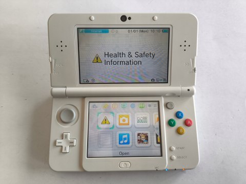 KONSOLA NEW NINTENDO 3DS BIAŁA + USB + KARTA PAMIĘCI + RYSIK - ŁADNY STAN KONSOLA NEW NINTENDO 3DS BIAŁA + USB + KARTA PAMIĘCI + RYSIK - ŁADNY STAN