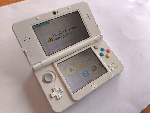 KONSOLA NEW NINTENDO 3DS BIAŁA + USB + KARTA PAMIĘCI + RYSIK - ŁADNY STAN KONSOLA NEW NINTENDO 3DS BIAŁA + USB + KARTA PAMIĘCI + RYSIK - ŁADNY STAN