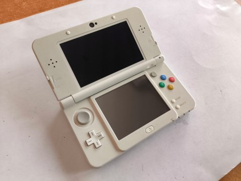 KONSOLA NEW NINTENDO 3DS BIAŁA + USB + KARTA PAMIĘCI + RYSIK - ŁADNY STAN KONSOLA NEW NINTENDO 3DS BIAŁA + USB + KARTA PAMIĘCI + RYSIK - ŁADNY STAN