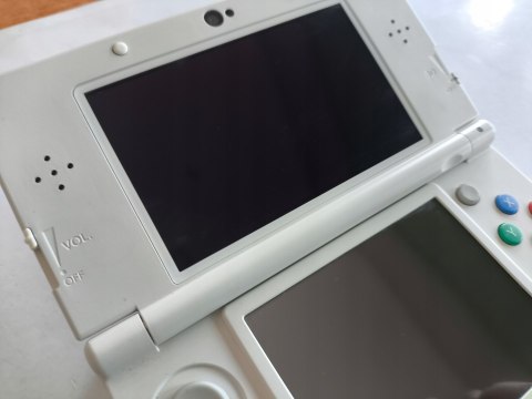 KONSOLA NEW NINTENDO 3DS BIAŁA + USB + KARTA PAMIĘCI + RYSIK - ŁADNY STAN KONSOLA NEW NINTENDO 3DS BIAŁA + USB + KARTA PAMIĘCI + RYSIK - ŁADNY STAN