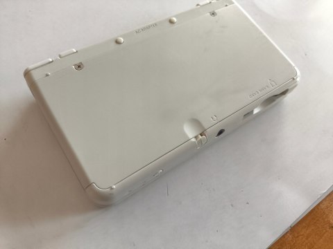 KONSOLA NEW NINTENDO 3DS BIAŁA + USB + KARTA PAMIĘCI + RYSIK - ŁADNY STAN KONSOLA NEW NINTENDO 3DS BIAŁA + USB + KARTA PAMIĘCI + RYSIK - ŁADNY STAN