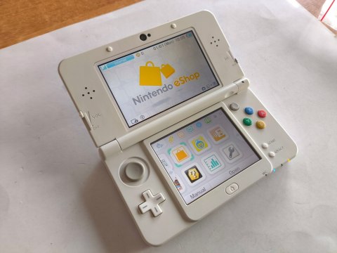 KONSOLA NEW NINTENDO 3DS BIAŁA + USB + KARTA PAMIĘCI + RYSIK KONSOLA NEW NINTENDO 3DS BIAŁA + USB + KARTA PAMIĘCI + RYSIK