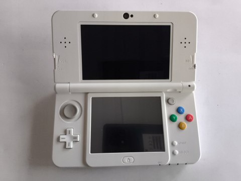 KONSOLA NEW NINTENDO 3DS BIAŁA + USB + KARTA PAMIĘCI + RYSIK KONSOLA NEW NINTENDO 3DS BIAŁA + USB + KARTA PAMIĘCI + RYSIK