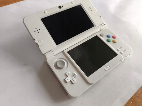 KONSOLA NEW NINTENDO 3DS BIAŁA + USB + RYSIK + COVER PLATE SPLATOON + ETUI KONSOLA NEW NINTENDO 3DS BIAŁA + USB + RYSIK + COVER PLATE SPLATOON + ETUI