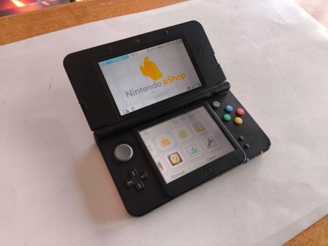 KONSOLA NEW NINTENDO 3DS EDYCJA XENOBLADE CHRONICLES + GRA + RYSIK KONSOLA NEW NINTENDO 3DS EDYCJA XENOBLADE CHRONICLES + GRA + RYSIK