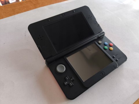 KONSOLA NEW NINTENDO 3DS EDYCJA XENOBLADE CHRONICLES + GRA + RYSIK KONSOLA NEW NINTENDO 3DS EDYCJA XENOBLADE CHRONICLES + GRA + RYSIK
