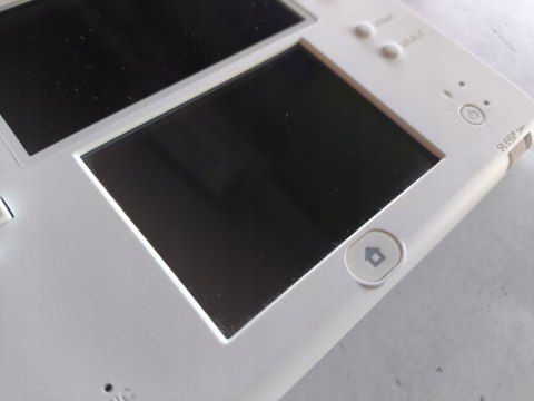 KONSOLA NINTENDO 2DS + RYSIK + KARTA PAMIĘCI + ETUI KONSOLA NINTENDO 2DS + RYSIK + KARTA PAMIĘCI + ETUI