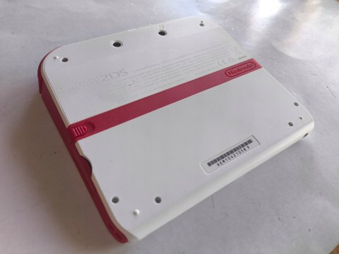 KONSOLA NINTENDO 2DS + RYSIK + KARTA PAMIĘCI + ETUI KONSOLA NINTENDO 2DS + RYSIK + KARTA PAMIĘCI + ETUI