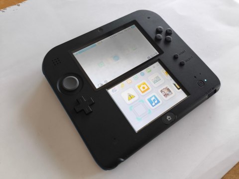 KONSOLA NINTENDO 2DS + RYSIK + USB KONSOLA NINTENDO 2DS + RYSIK + USB