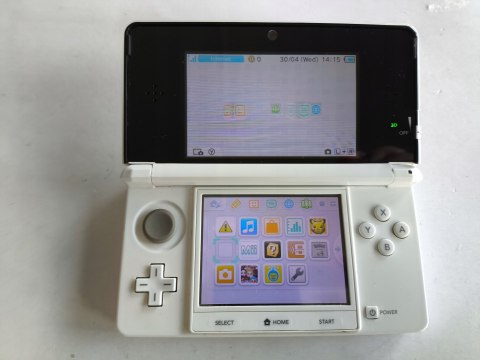 KONSOLA NINTENDO 3DS BIAŁA + USB + RYSIK + KARTA PAMIĘCI + 3 GRY KONSOLA NINTENDO 3DS BIAŁA + USB + RYSIK + KARTA PAMIĘCI + 3 GRY