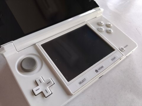 KONSOLA NINTENDO 3DS BIAŁA + USB + RYSIK + KARTA PAMIĘCI + 3 GRY KONSOLA NINTENDO 3DS BIAŁA + USB + RYSIK + KARTA PAMIĘCI + 3 GRY