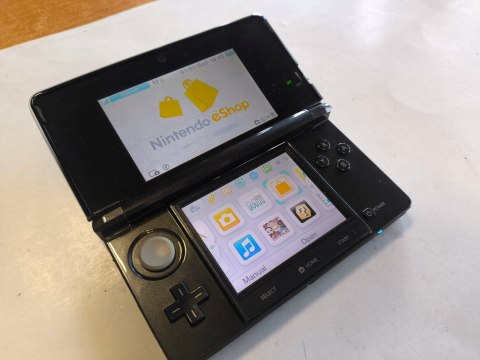 KONSOLA NINTENDO 3DS CZARNA + DOCK + ŁAD + PUDEŁKO + RYSIK KONSOLA NINTENDO 3DS CZARNA + DOCK + ŁAD + PUDEŁKO + RYSIK