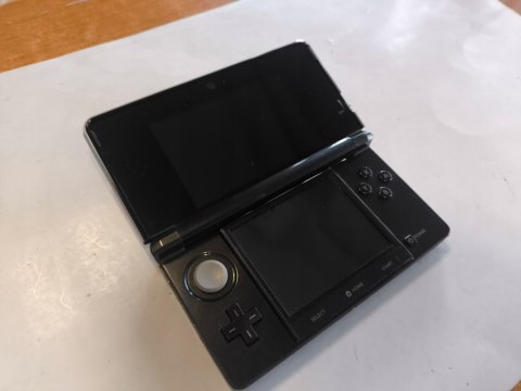 KONSOLA NINTENDO 3DS CZARNA + DOCK + ŁAD + PUDEŁKO + RYSIK KONSOLA NINTENDO 3DS CZARNA + DOCK + ŁAD + PUDEŁKO + RYSIK
