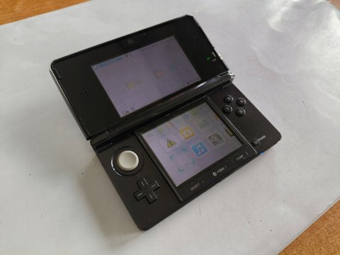KONSOLA NINTENDO 3DS CZARNA + KARTA PAMIĘCI + USB + RYSIK + 3 GRY ! KONSOLA NINTENDO 3DS CZARNA + KARTA PAMIĘCI + USB + RYSIK + 3 GRY !