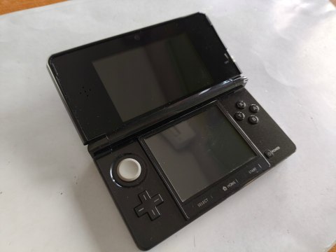 KONSOLA NINTENDO 3DS CZARNA + KARTA PAMIĘCI + USB + RYSIK + 3 GRY ! KONSOLA NINTENDO 3DS CZARNA + KARTA PAMIĘCI + USB + RYSIK + 3 GRY !