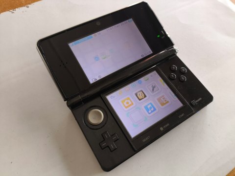 KONSOLA NINTENDO 3DS CZARNA + KARTA PAMIĘCI + USB KONSOLA NINTENDO 3DS CZARNA + KARTA PAMIĘCI + USB