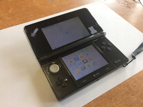 KONSOLA NINTENDO 3DS CZARNA + ŁADOWARKA + RYSIK + DOCK + PUDEŁKO KONSOLA NINTENDO 3DS CZARNA + ŁADOWARKA + RYSIK + DOCK + PUDEŁKO