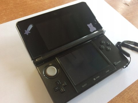 KONSOLA NINTENDO 3DS CZARNA + ŁADOWARKA + RYSIK + DOCK + PUDEŁKO KONSOLA NINTENDO 3DS CZARNA + ŁADOWARKA + RYSIK + DOCK + PUDEŁKO