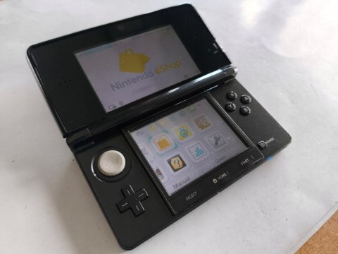 KONSOLA NINTENDO 3DS CZARNA + USB + RYSIK KONSOLA NINTENDO 3DS CZARNA + USB + RYSIK
