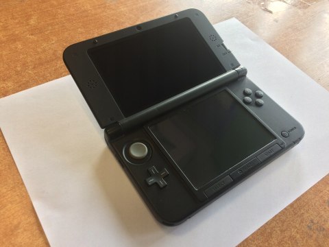 KONSOLA NINTENDO 3DS XL SREBRNO-CZARNA + RYSIK + USB + MARIO KART 7 KONSOLA NINTENDO 3DS XL SREBRNO-CZARNA + RYSIK + USB + MARIO KART 7