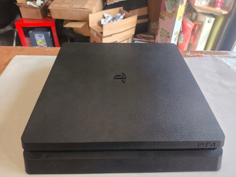 KONSOLA PLAYSTATION 4 SLIM 500GB 2216A + PAD KONSOLA PLAYSTATION 4 SLIM 500GB 2216A + PAD
