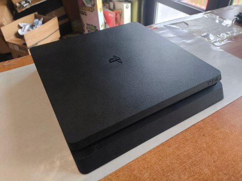 KONSOLA PLAYSTATION 4 SLIM 500GB 2216A + PAD KONSOLA PLAYSTATION 4 SLIM 500GB 2216A + PAD