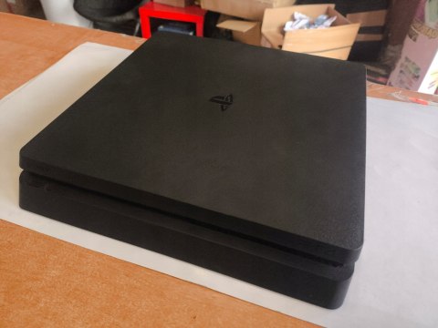 KONSOLA PLAYSTATION 4 SLIM 500GB 2216A + PAD KONSOLA PLAYSTATION 4 SLIM 500GB 2216A + PAD