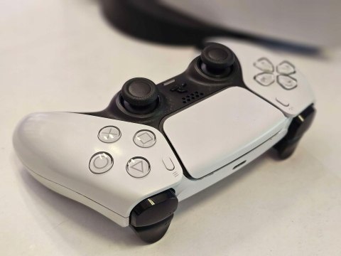 KONSOLA SONY PLAYSTATION 5 825GB Z NAPĘDEM BLU-RAY +PAD +ŁADOWARKA +3 GRY KONSOLA SONY PLAYSTATION 5 825GB Z NAPĘDEM BLU-RAY +PAD +ŁADOWARKA +3 GRY
