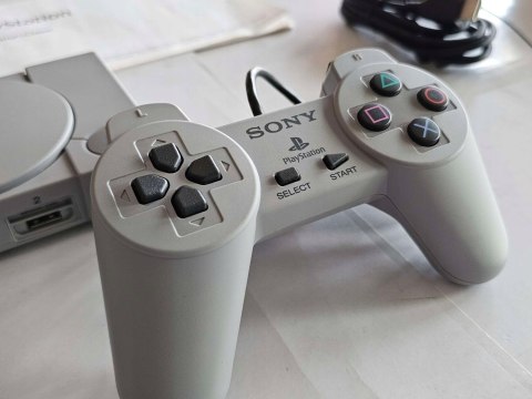 KONSOLA SONY PLAYSTATION CLASSIC MINI PSX + 2 PADY + GRY KONSOLA SONY PLAYSTATION CLASSIC MINI PSX + 2 PADY + GRY
