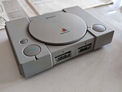KONSOLA SONY PLAYSTATION CLASSIC MINI PSX + 2 PADY + GRY KONSOLA SONY PLAYSTATION CLASSIC MINI PSX + 2 PADY + GRY
