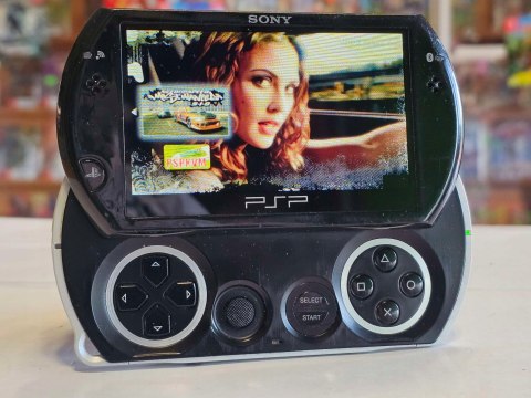 KONSOLA SONY PSP GO 16GB + ŁADOWARKA KONSOLA SONY PSP GO 16GB + ŁADOWARKA