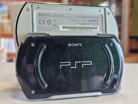 KONSOLA SONY PSP GO 16GB + ŁADOWARKA KONSOLA SONY PSP GO 16GB + ŁADOWARKA