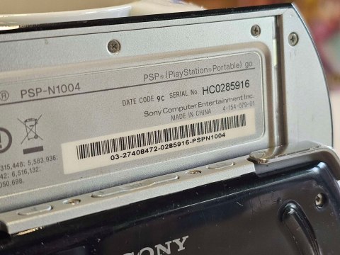 KONSOLA SONY PSP GO 16GB + ŁADOWARKA KONSOLA SONY PSP GO 16GB + ŁADOWARKA
