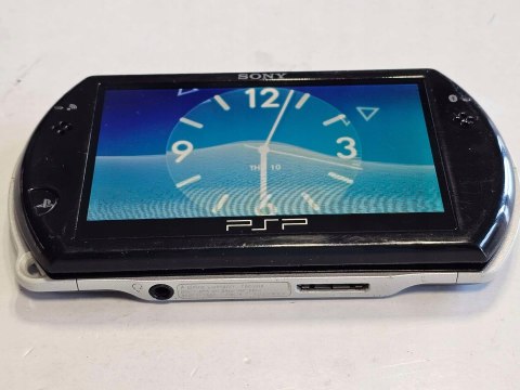 KONSOLA SONY PSP GO 16GB + ŁADOWARKA KONSOLA SONY PSP GO 16GB + ŁADOWARKA