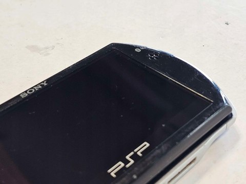 KONSOLA SONY PSP GO 16GB + ŁADOWARKA KONSOLA SONY PSP GO 16GB + ŁADOWARKA