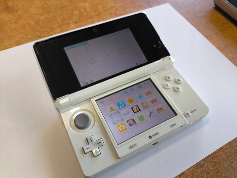 BARDZO ŁADNA KONSOLA NINTENDO 3DS BIAŁA +USB + RYSIK + KARTA PAMIĘCI + ETUI BARDZO ŁADNA KONSOLA NINTENDO 3DS BIAŁA +USB + RYSIK + KARTA PAMIĘCI + ETUI