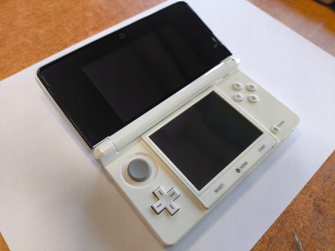 BARDZO ŁADNA KONSOLA NINTENDO 3DS BIAŁA +USB + RYSIK + KARTA PAMIĘCI + ETUI BARDZO ŁADNA KONSOLA NINTENDO 3DS BIAŁA +USB + RYSIK + KARTA PAMIĘCI + ETUI