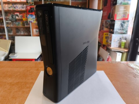 KONSOLA XBOX 360 SLIM 4GB - USZKODZONA KONSOLA XBOX 360 SLIM 4GB - USZKODZONA