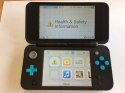 KONSOLA NEW NINTENDO 2DS XL NIEBIESKO-CZARNA + ŁADOWARKA + RYSIK + ETUI