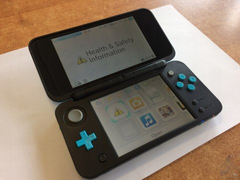 KONSOLA NEW NINTENDO 2DS XL NIEBIESKO-CZARNA + ŁADOWARKA + RYSIK + ETUI KONSOLA NEW NINTENDO 2DS XL NIEBIESKO-CZARNA + ŁADOWARKA + RYSIK + ETUI