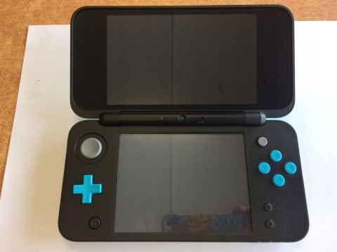 KONSOLA NEW NINTENDO 2DS XL NIEBIESKO-CZARNA + ŁADOWARKA + RYSIK + ETUI KONSOLA NEW NINTENDO 2DS XL NIEBIESKO-CZARNA + ŁADOWARKA + RYSIK + ETUI